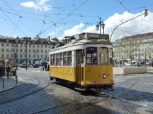 Abfahrt von der Endstelle Praça da Figueira geradeaus in die R. Condes de Monsanto