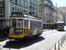 Endstelle Praça da Figueira, im Hintergrund ein 1995 gebauter Niederflurwagen auf Linie 15E