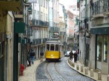 Linie 12E in der engen R. Cavaleiros, Auffahrt hoch in die Alfama