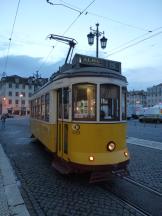 Altbautriebwagen (Remodelados) an der Endstelle Praça da Figueira