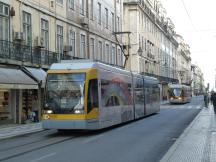 zwei Wagen der Linie 15E im kurzem Abstand in der der Rua da Prata