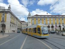 aus der Rua da Alfândega auf den Praça do Comércio, Fahrtrichtung Belém / Algés