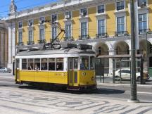 Altbautriebwagen (Remodelados) auf dem Praça do Comércio