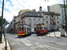 R. João de Deus Ecke Praça da Estrela - geradeaus führen die Gleise der 28E