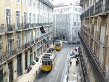 2 Wagen der Linie 25E hintereinander in der Rua de S. Paulo