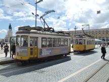 auf dem Praça do Comércio, Fahrtrichtung Rua da Alfândega