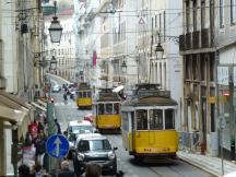 3 Wagen in der Rua da Conceição im Stadtteil Baixa