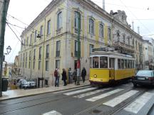 Largo Calhariz im Hintergrund links der Ascensor da Bica