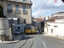 durch die Calçada São Francisco hinauf ins Stadtteil Chiado, Fahrtrichtung Prazeres