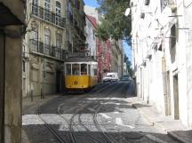 Beginn des eingleisigen Abschnitts in der Alfama in der Calçada de São Vicente