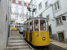 Bergstation des Ascensor da Bica - im Hintergrund Linie 28E auf der Largo Calhariz