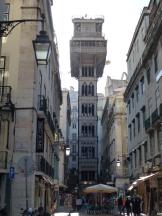 Blick auf den Aufzug am Ende der R. de Santa Justa im Stadtteil Baixa