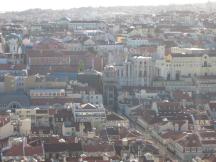 Ausblick vom Castelo de S. Jorge auf die Stadtteile Baixa (unten) und Chiado (darüber)