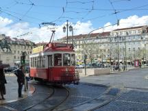 Praça da Figueira: mit Pantograph auf der Fahrt über die 15E und 25E zur Estrela