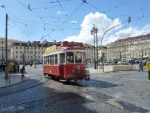 Praça da Figueira: mit Trolleystange auf der Fahrt über die 12E und 28E in die Alfama