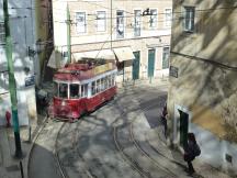 auf Gleisen der 28E in der Escolas Gerais in der Alfama