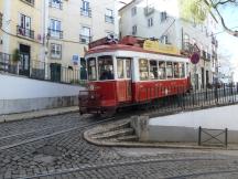 auf Gleisen der 12E in der R. São Tomé in der Alfama