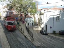 auf Gleisen der 12E in der R. São Tomé in der Alfama