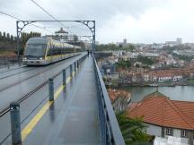 Eurotram-Doppelzug der Linie D auf der Ponte Dom Luís I, Blickrichtung Vila Nova de Gaia