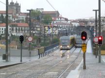 Zugbegegnung der Linie D auf der Ponte Dom Luís I, Blick von der Station Jardim do Morro
