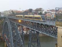 Eurotram-Doppelzug der Linie D auf der Ponte Dom Luís I