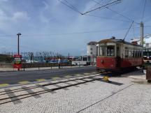 Calçada Portuguesa (typ. port. Pflasterung) als angedeutete Schwellen in Praia das Maçãs