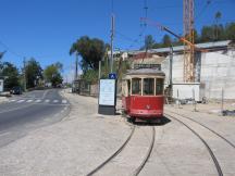 geschlossener Wagen, abgestellt in einer Ausweiche in Ribeira de Sintra