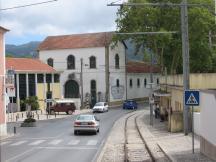 auf der Alameda Cel. Linhares de Lima in Colares, im Hintergrund eine Weinkellerei