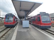 zwei moderne Triebwagen im Endbf Langenthal