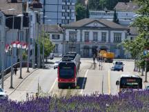 auf der Rötibrücke über die Aare in Solothurn, im Hintergrund der SBB Bahnhof