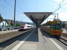 Basel Dornach Bf - BLT und (S-Bahn der) SBB halten am gleichen Bahnsteig