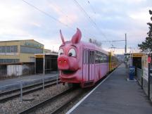 auffällige Werbung: Beiwagen in Gestalt eines Sparschweins, hier in Oberwil-Hüslimatt