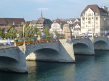 auf der Mittleren Brücke über den Rhein, Fahrtrichtung Ettingen