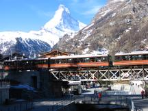 Bhe 4/8 (Bj 1993), Getwingbrücke über die Vispa in Zermatt mit Matterhorn