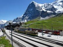 Kleine Scheidegg - vorne Züge der Wengernalpbahn, hinten Jungfraubahn