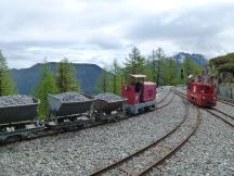 Lok-Umsetzung (rechts) vor den Panoramazug in Les Montuires; links abgestellter Lorenzug