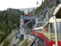 Umstieg vom Panoramazug auf die Minifunic unterhalb der Staumauer