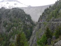 Staumauer des Lac d'Émosson, ganz klein die Standseilbahn Minifunic erkennbar