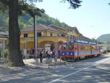 auf dem Bahnhofsvorplatz des Bfs Capolago-Riva S. Vitale