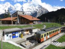 Zwischenstation Winteregg, im Hintergrund die Berge Mönch und Jungfrau