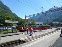 Zug am Talbf Wilderswil, vorne Gleise der Berner Oberland-Bahn