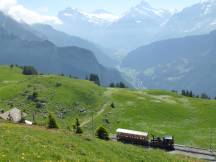 Bergstation Schynige Platte - im Hinter­grund Tal der Schwarzen Lütschine