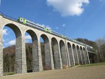 Wendezug auf dem 400m langen 27 Bögen umfassenden Gümmenen Viadukt