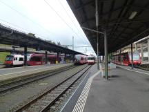 5 Züge für 5 Richtungen, 3 Gesellschaften im Bf La Chaux-de-Fonds