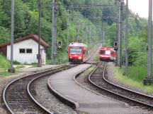 Spitzkehre Combe-Tabeillon: links Zug aus Le Noirmont, rechts Zug aus Glovelier