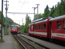 Spitzkehre Combe-Tabeillon: linker Zug fährt nun talwärts nach Glovelier