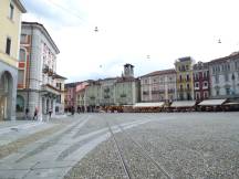 alte Strecke (gem. Nutzung mit der Straßenbahn) über den Piazza Grande in Locarno