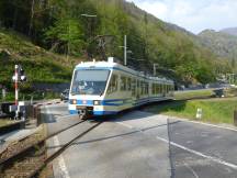Tw52 (ABe 4/6, Bj 1992) auf einem Bahnübergang zwischen Cavigliano und Intragna