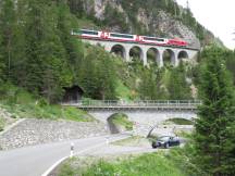 Rugnux-Viadukt oberhalb vom Albulaviadukt I, Zug fährt Richtung Chur