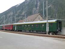 historische Reisezugwagen in Göschenen